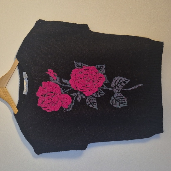 Vtg Northern Isles Black Short Sleeve Knit Sweater w/ Vibrant Pink Rose Floral - Picture 1 of 6